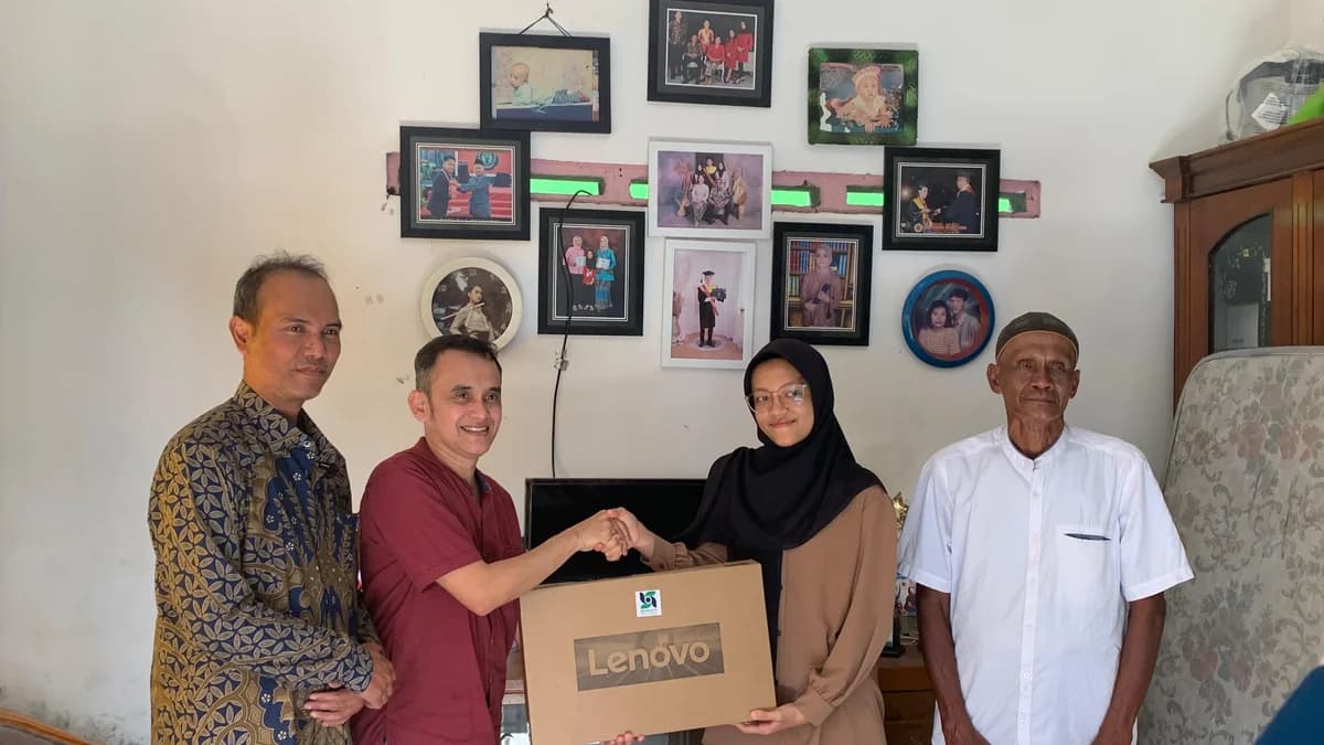 PT Brawijaya Multi Usaha Provides Laptop Aid, Supports Dreams of Underprivileged Future Doctor at UB